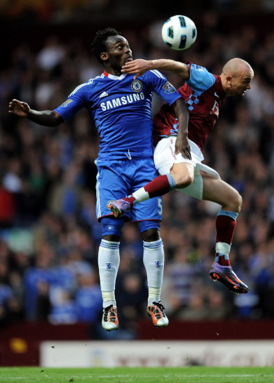 坐在看台中 坐在看台中